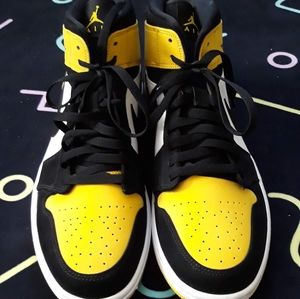 Nike Air Jordan 1 mid "Yellow Toe Black"